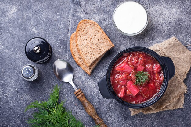 Borsch ucraino tradizionale della zuppa di barbabietola