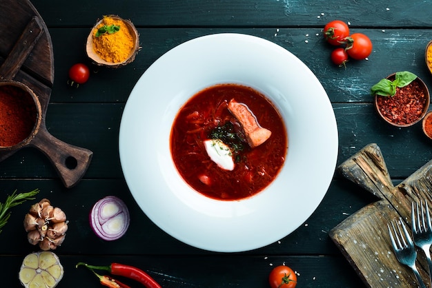 Borsch Zuppa di barbabietola Cucina ucraina Su uno sfondo di legno Vista dall'alto Spazio libero per il testo