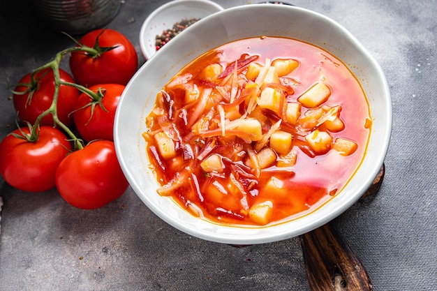borsch zuppa di verdure rossa barbabietola, cavolo, pomodoro, cipolla pasto sano spuntino sul tavolo