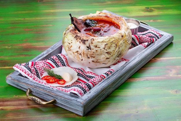 Borscht con fagioli funghi porcini e prugne Su uno sfondo di legno colorato Cucina russa Piatto vegetariano
