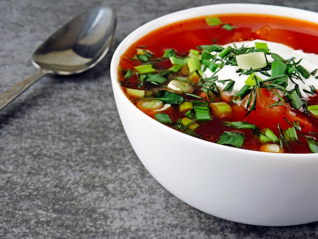 borscht con panna acida e verdure