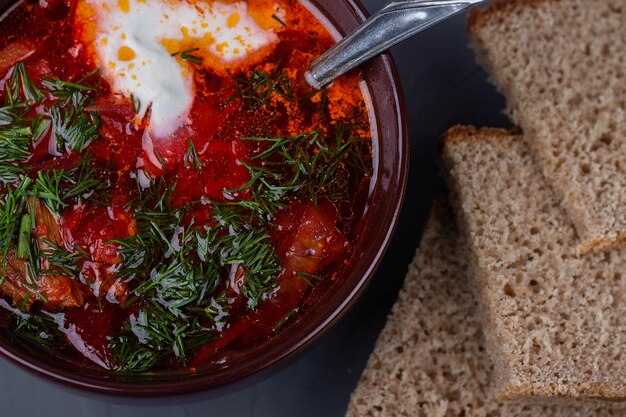 Borscht dell'Ucraina con panna acida e pane