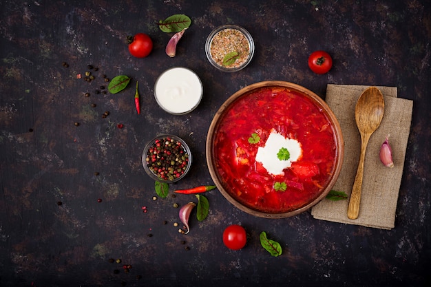 Borscht russo ucraino tradizionale con i fagioli bianchi sulla ciotola.