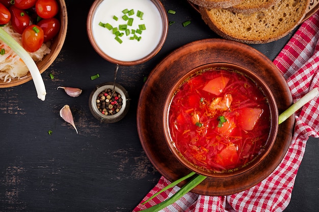 Borscht russo ucraino tradizionale sulla ciotola