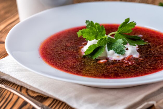 Borscht su un tavolo di legno con aglio