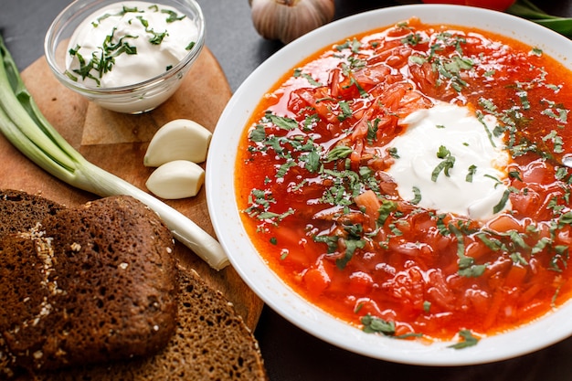 Borscht tradizionale con panna e ingredienti