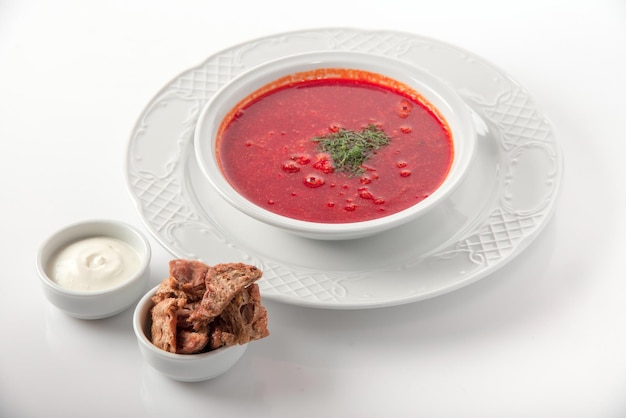 Borscht tradizionale ucraino con panna acida e pane