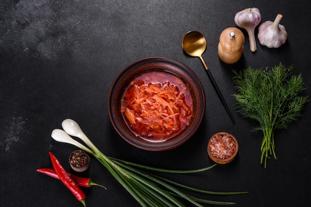 Borscht ucraino tradizionale con barbabietole pomodori aglio spezie ed erbe aromatiche Piatto ucraino cibo tradizionale