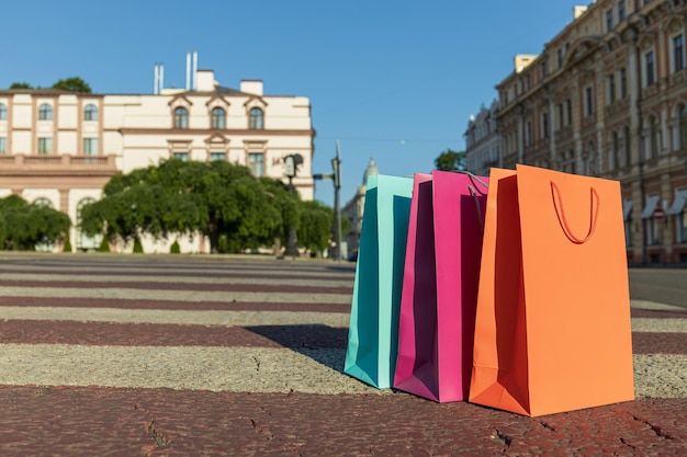 Borse della spesa colorate sullo spazio stradale della città per il testo