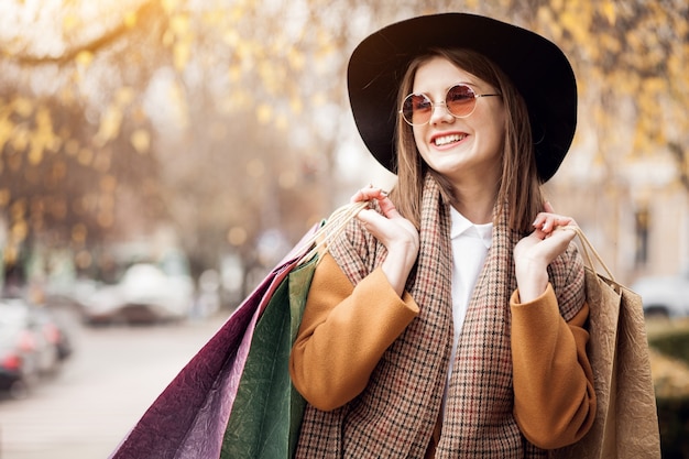 Borse felici donna africana di shopping