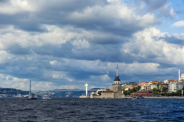 Bosforo con la famosa Maiden Tower Kiz Kulesi a Istanbul