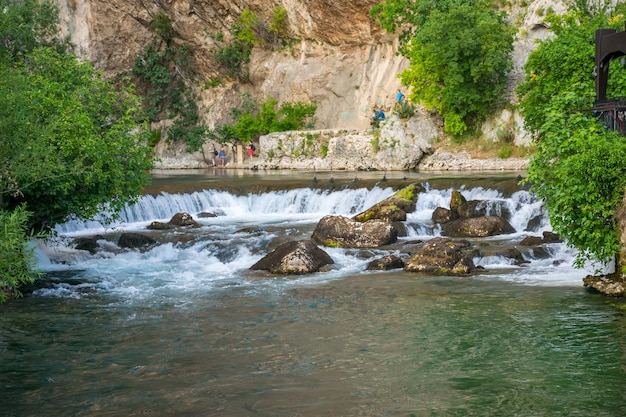 BOSNIA ED ERZEGOVINA BLAGAJ turisti visitano le attrazioni locali grotta d'acqua nella roccia