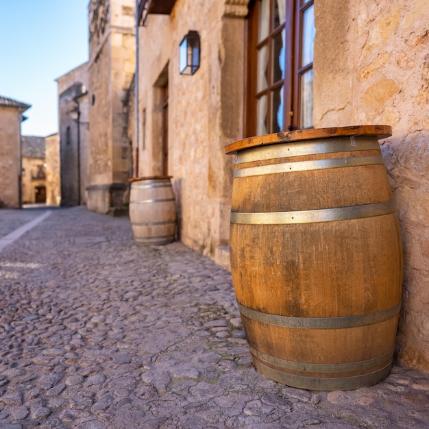 Botte di legno per conservare il vino nei vicoli del borgo medievale di Pedraza Segovia