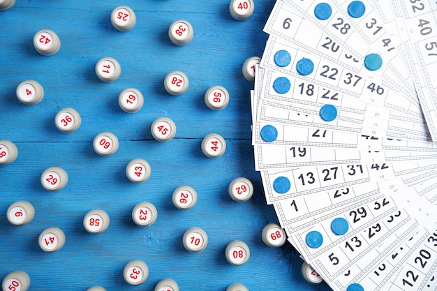 Botti con numeri e carte per il gioco da tavolo del lotto.