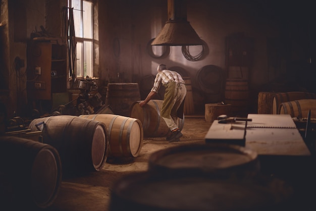 Botti di legno in una cooperage, bottega di botte