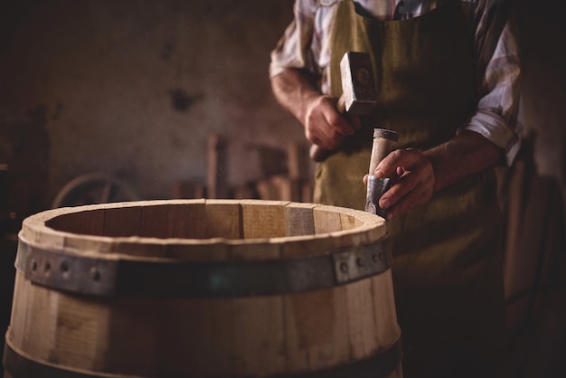 Botti di legno in una cooperage, bottega di botte