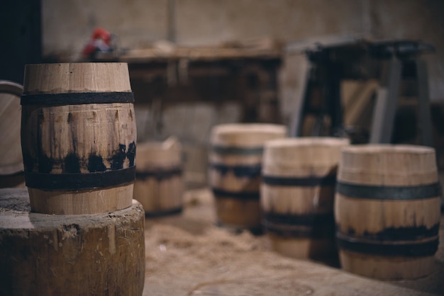 Botti di legno nella vecchia cantina in cantina. botti per vino con anello in acciaio