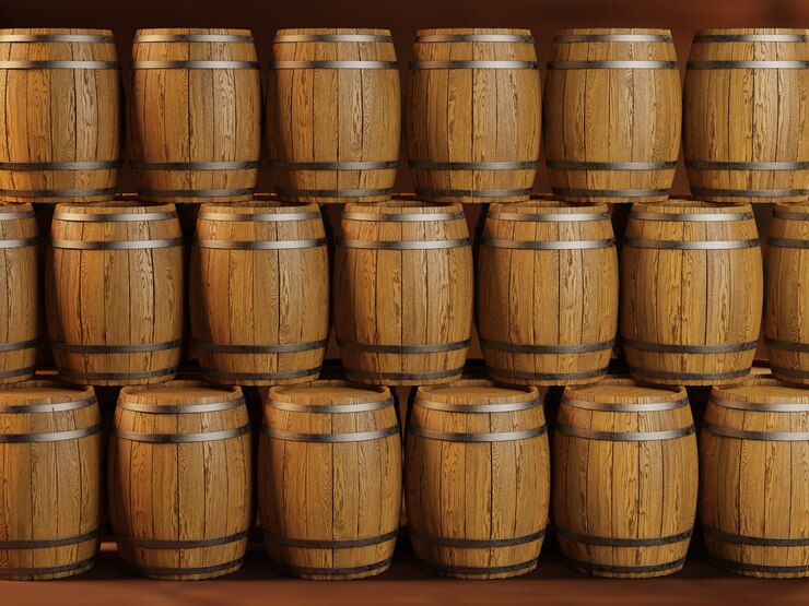 Botti di vino impilate presso la cantina
