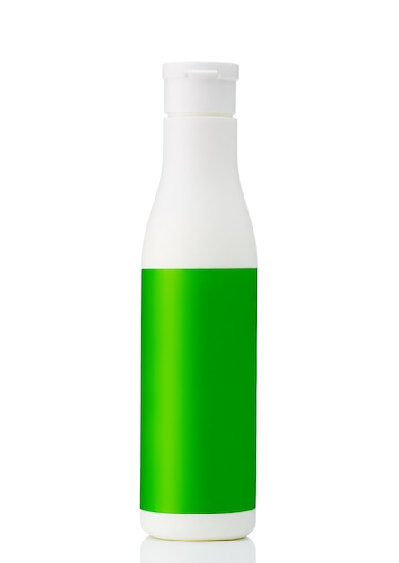 Bottiglia bianca per cosmetici con etichetta verde isolata su sfondo bianco