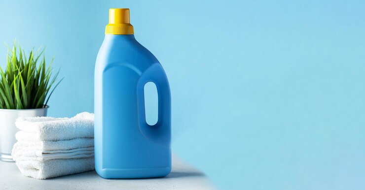 Bottiglia blu mockup con detersivo per bucato su sfondo blu Copia spazio