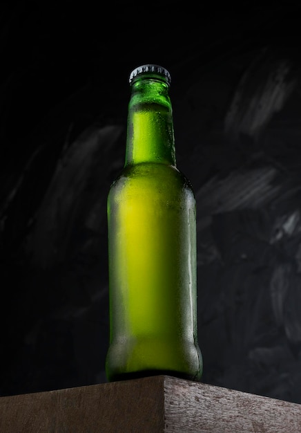 Bottiglia chiusa di verde birra su una scrivania in legno Congelamento pronto da bere