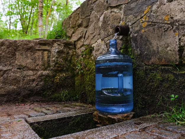 Bottiglia con acqua di sorgente naturale fresca e fredda proveniente da una sorgente