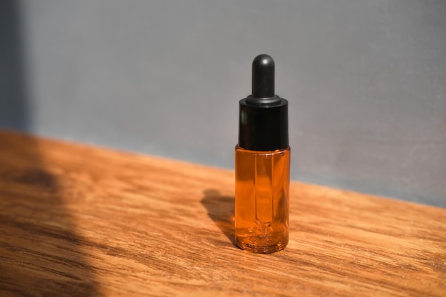 bottiglia con siero acido per la cura della pelle supporto su superficie di legno