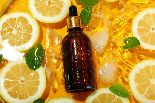 Bottiglia cosmetica fette di limone menta e ghiaccio