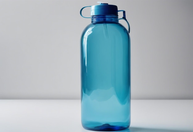 bottiglia d'acqua di colore azzurro con sfondo bianco