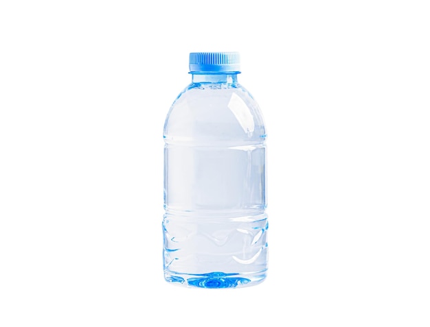 Bottiglia d'acqua in plastica isolata su sfondo bianco con percorso di ritaglio concetto sano minerale