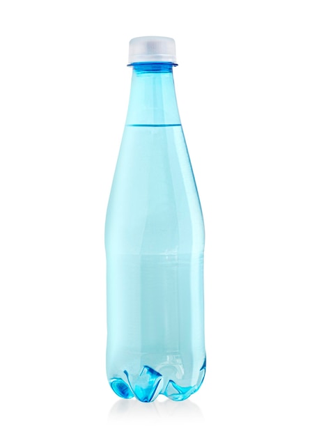 bottiglia d'acqua isolata su bianco con il percorso di residuo della potatura meccanica