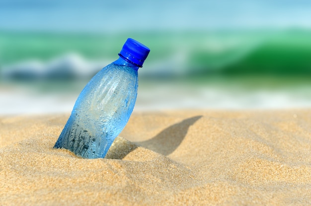 Bottiglia di acqua fresca sulla spiaggia