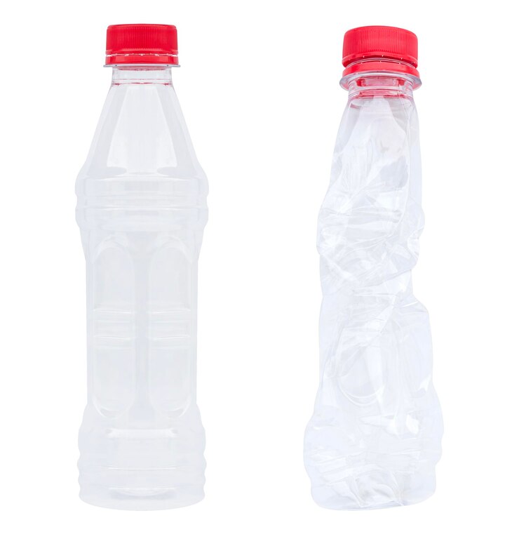 Foto bottiglia di acqua potabile in plastica traslucida e compressa su sfondo bianco con percorso di ritaglio