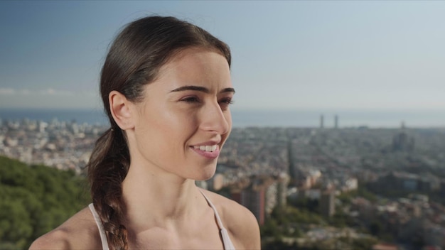 Bottiglia di apertura della donna con acqua Acqua potabile della ragazza dopo l'allenamento di yoga fuori