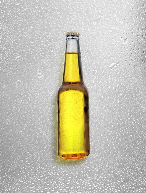 Bottiglia di birra con gocce d'acqua su gocce d'acqua sfondo rendering 3d