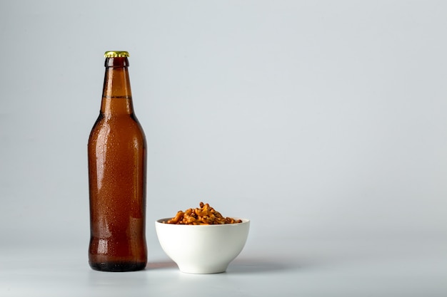 Bottiglia di birra e snack