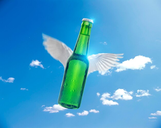 Bottiglia di birra Flying Green su sfondo sole e cielo idee di vendita per la pubblicità