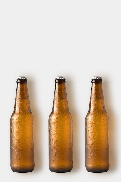 Bottiglia di birra isolata su sfondo bianco