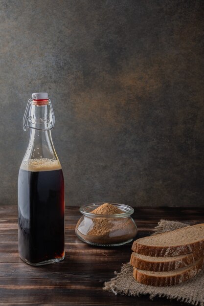 Bottiglia di birra nera con pane