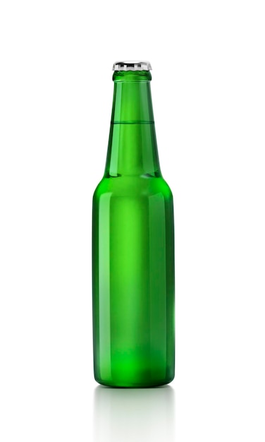 Bottiglia di birra verde su sfondo bianco rendering 3d