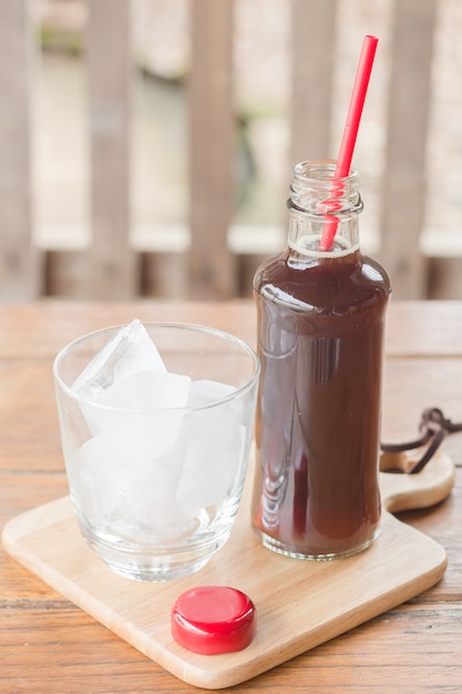 Bottiglia di caffè nero con ghiaccio