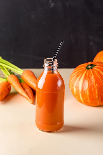 Bottiglia di carota fresca e succo di zucca Dieta sana bevanda orizzontale