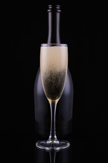 Bottiglia di champagne con bicchiere di champagne