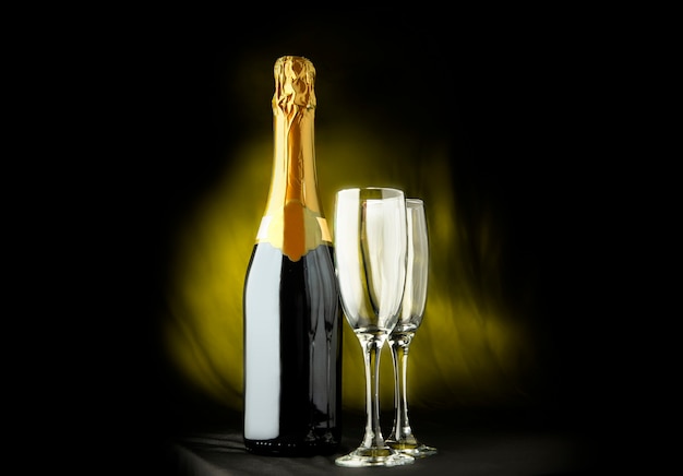 Bottiglia di champagne con due bicchieri