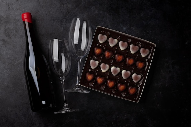 Bottiglia di champagne e caramelle a cuore