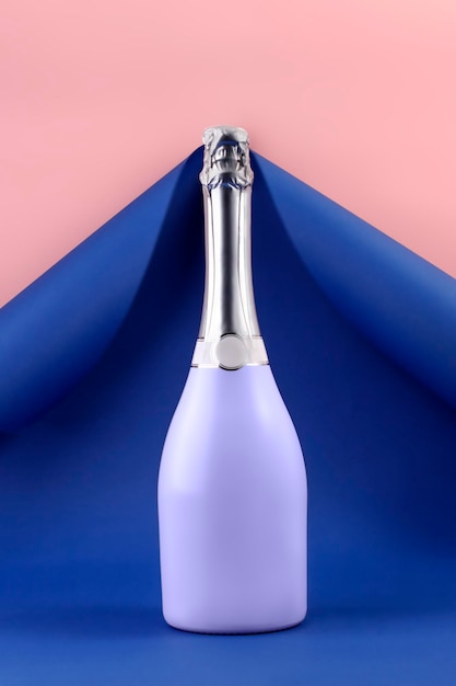 Bottiglia di champagne molto Peri su sfondo di carta blu