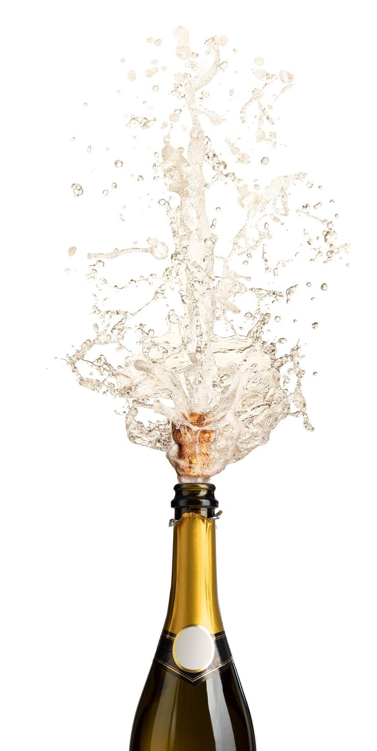 Bottiglia di champagne stappata con schizzi e sughero in movimento. isolato su bianco. concetto di celebrazione.
