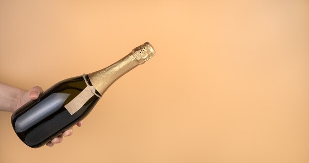 Bottiglia di champagne sulla mano di un uomo