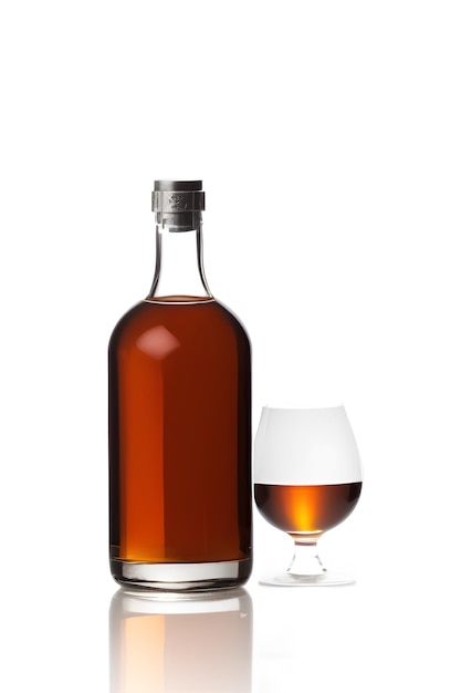 Bottiglia Di Cognac Con Vetro Isolato Su Sfondo Bianco