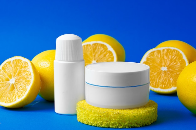 Bottiglia di cosmetici per la cura della pelle con limoni a fette